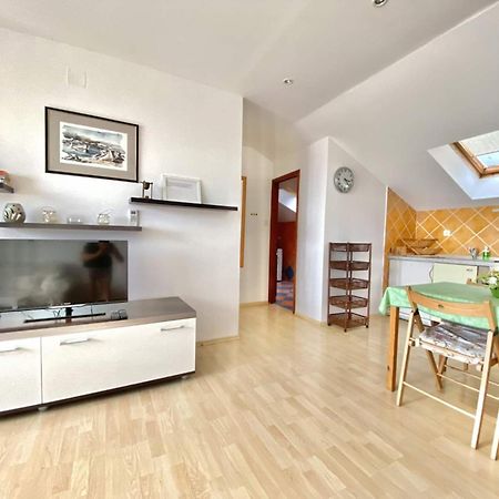 Family Apartments Viva Close To The Beach Veglia Exterior foto